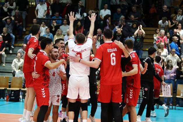 Joy among the players from Ankara after the victory, He Volleyballl, CEV Challenge Cup, 2024 25, WWK Volleys Herrsching vs SK Ankara, 05 12 24, GCDW Arena, Herrsching Copyright: WolfgangxFehrmann