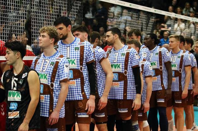 Herrsching players frustrated after defeat He Volleyballl, CEV Challenge Cup, 2024 25, WWK Volleys Herrsching vs SK Ankara, 05 12 24, GCDW Arena, Herrsching Copyright: WolfgangxFehrmann
