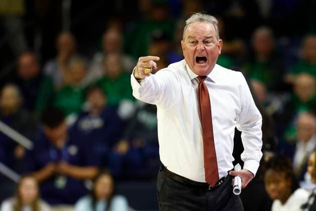 Sport Themen der Woche KW 49 Sport Bilder des Tages SOUTH BEND, IN - DECEMBER 05: Texas Longhorns head coach Vic Schaefer shots instructions to his team during a women™s college basketball game between the Texas Longhorns and the Notre Dame Fighting Irish on December, 05, 2024 at Purcell Pavilion in South Bend, IN. (Photo by Jeffrey Brown Icon Sportswire) COLLEGE BASKETBALL: DEC 05 Women s - Texas at Notre Dame EDITORIAL USE ONLY Icon120524013