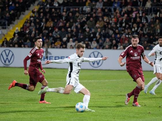Fussball - 2. Bundesliga - Saison 2024 25 30.11.2024 Ursapharm-Arena SV Elversberg (elv) - 1. FC Nürnberg (fcn) Tom ZIMMERSCHIED (SV Elversberg), mi, Fussball - 2. Bundesliga - SV Elversberg