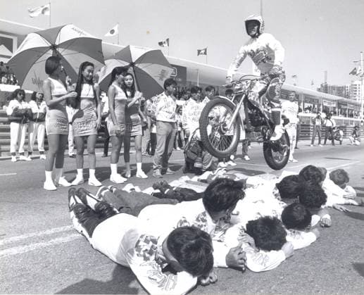 Archivbilder der Woche SPORT KW49 Franz Verhoeven trials rider jump over 13 people. 24NOV90 Macau Macau EDITORIAL USE ONLY  Copyright: xx MER1311091905232799 PaulxLakoatosx scmpphotos685910