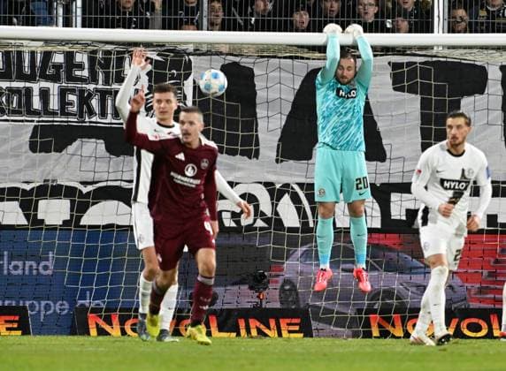 Fussball - 2. Bundesliga - Saison 2024 25 30.11.2024 Ursapharm-Arena SV Elversberg (elv) - 1. FC Nürnberg (fcn) Torwart Nicolas KRISTOF (SV Elversberg) hängt in den Seilen Fussball - 2. Bundesliga - SV Elversberg