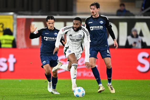 Paderborn, Home Deluxe Arena, 06 12 24, GER, Men, 2 Bundesliga, Season 2024 2025, SC Paderborn 07 FC Schalke 04 Picture from left in duel Mika BAUR Paderborn , Moussa SYLLA Schalke and Calvin BRACKELMANN Paderborn Only for editorial use DFL regulations prohibit any use of photographs as image sequences and or quasi video NRW Germany