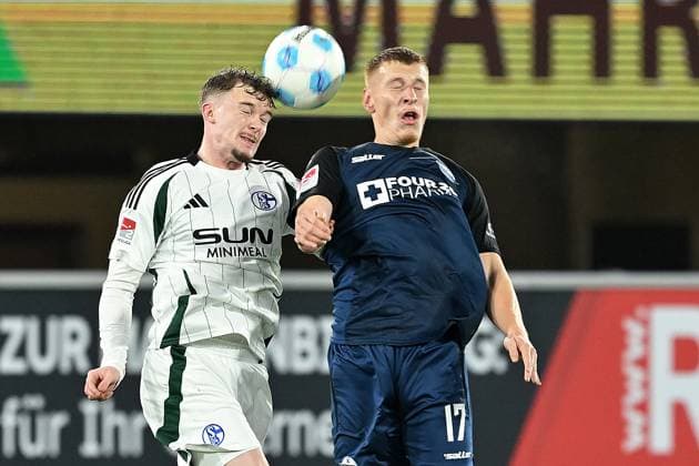 Paderborn, Home Deluxe Arena, 06 12 24, GER, Herren, 2 Bundesliga, Saison 2024 2025, SC Paderborn 07 FC Schalke 04 Bild v li im Zweikampf Derry MURKIN Schalke und Laurin CURDA Paderborn im Kopfball, Kopfballduell Only for editorial use DFL regulations prohibit any use of photographs as image sequences and or quasi video NRW Deutschland