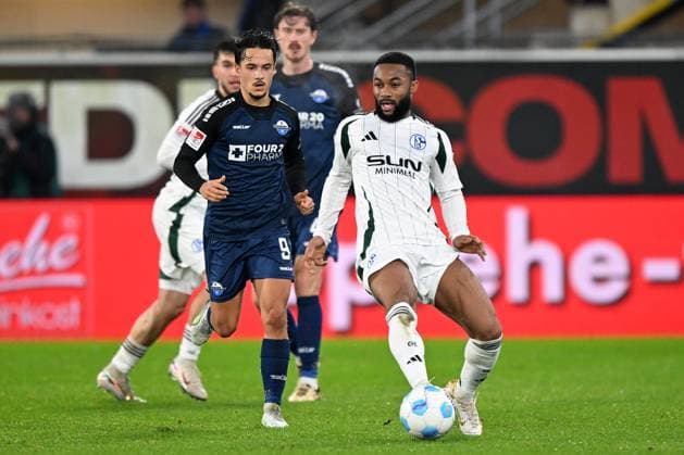 Paderborn, Home Deluxe Arena, 06 12 24, GER, Men, 2 Bundesliga, Season 2024 2025, SC Paderborn 07 FC Schalke 04 Picture from left in duel Mika BAUR Paderborn and Moussa SYLLA Schalke Only for editorial use DFL regulations prohibit any use of photographs as image sequences and or quasi video NRW Germany