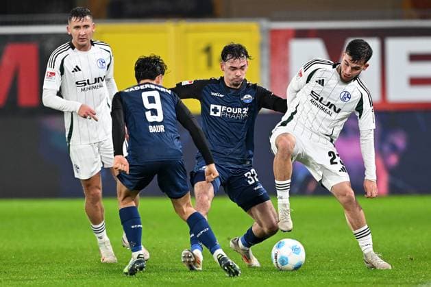Paderborn, Home Deluxe Arena, 06 12 24, GER, Herren, 2 Bundesliga, Saison 2024 2025, SC Paderborn 07 FC Schalke 04 Bild v li im Zweikampf Aaron ZEHNTER Paderborn und Mehmet AYDIN Schalke Only for editorial use DFL regulations prohibit any use of photographs as image sequences and or quasi video NRW Deutschland