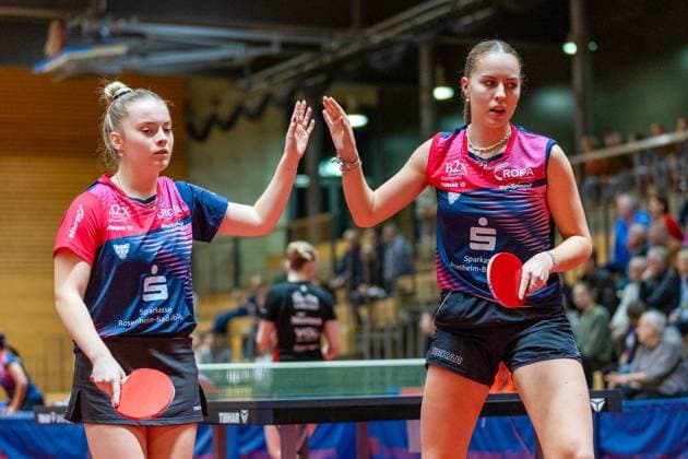 Sport Themen der Woche KW 49 Sport Bilder des Tages Annett Kaufmann, (SV DJK Kolbermoor) duel mit Hana Arapovic, (SV DJK Kolbermoor) gegen Neumann, Josephina (ttc Berlin eastside) und Surjan, Sabina (ttc Berlin eastside) , SV DJK Kolbermoor vs.TTC Berlin eastside , Tischtennis, 1.Bundesliga Frauen, 7. Spielwoche, 2024 2025, 06.12.2024, SV DJK Kolbermoor vs.TTC Berlin eastside , Tischtennis, 1.Bundesliga Frauen, 7. Spielwoche, 2024 2025, 06.12.2024, Kolbermoor *** Annett Kaufmann, SV DJK Kolbermoor duel with Hana Arapovic, SV DJK Kolbermoor against Neumann, Josephina ttc Berlin eastside and Surjan, Sabina ttc Berlin eastside , SV DJK Kolbermoor vs TTC Berlin eastside , Table Tennis, 1 Bundesliga Women, 7 Matchweek, 2024 2025, 06 12 2024, SV DJK Kolbermoor vs TTC Berlin eastside , Table Tennis, 1 Bundesliga Women, 7 Matchweek, 2024 2025, 06 12 2024, Kolbermoor Copyright: xEibner-Pressefoto MateuszxJopx EP_MJP