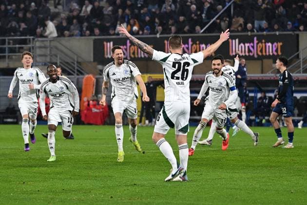 Paderborn, Home Deluxe Arena, 06 12 24, GER, Herren, 2 Bundesliga, Saison 2024 2025, SC Paderborn 07 FC Schalke 04 Bild Janik BACHMANN Schalke jubilates after his goal to 2 4 Only for editorial use DFL regulations prohibit any use of photographs as image sequences and or quasi video NRW Germany