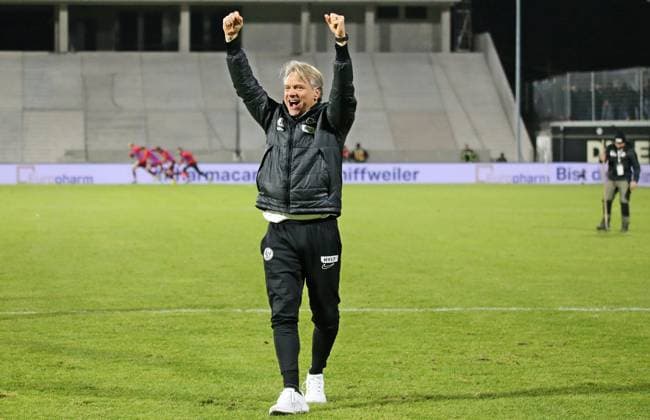 06 12 2024, xmohx, Fußball 2 Bundesliga, SV Elversberg 1 FC Nürnberg emspor, v l Trainer Horst Steffen Elversberg celebrates the victory DFL DFB REGULATIONS PROHIBIT ANY USE OF PHOTOGRAPHS as IMAGE SEQUENCES and or QUASI VIDEO Elversberg