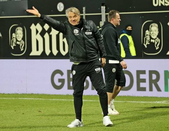 06 12 2024, xmohx, Soccer 2 Bundesliga, SV Elversberg 1 FC Nürnberg emspor, v l Coach Horst Steffen Elversberg cheers the victory and shows the fans, the team should be celebrated DFL DFB REGULATIONS PROHIBIT ANY USE OF PHOTOGRAPHS as IMAGE SEQUENCES and or QUASI VIDEO Elversberg