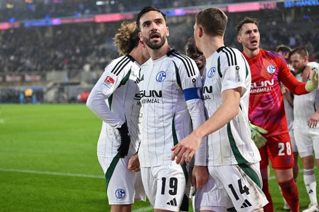 Paderborn, Home Deluxe Arena, 06 12 24, GER, Herren, 2 Bundesliga, Saison 2024 2025, SC Paderborn 07 FC Schalke 04 Bild Janik BACHMANN Schalke cheers after his goal to 2 4 with Kenan KARAMAN Schalke Only for editorial use DFL regulations prohibit any use of photographs as image sequences and or quasi video NRW Deutschland