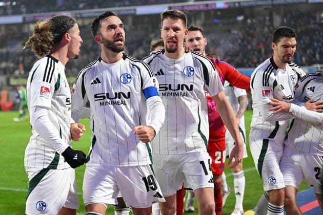 Paderborn, Home Deluxe Arena, 06 12 24, GER, Herren, 2 Bundesliga, Saison 2024 2025, SC Paderborn 07 FC Schalke 04 Bild Janik BACHMANN Schalke cheers after his goal to 2 4 with Kenan KARAMAN Schalke Only for editorial use DFL regulations prohibit any use of photographs as image sequences and or quasi video NRW Deutschland