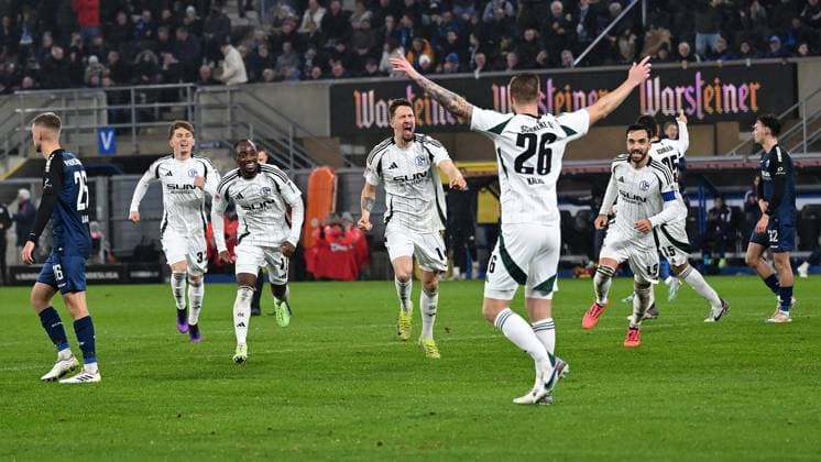 Paderborn, Home Deluxe Arena, 06 12 24, GER, Herren, 2 Bundesliga, Saison 2024 2025, SC Paderborn 07 FC Schalke 04 Bild Janik BACHMANN Schalke jubilates after his goal to 2 4 Only for editorial use DFL regulations prohibit any use of photographs as image sequences and or quasi video NRW Germany