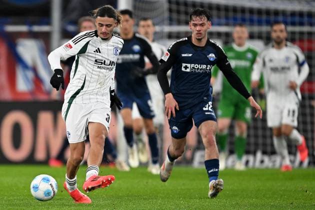 Paderborn, Home Deluxe Arena, 06 12 24, GER, Herren, 2 Bundesliga, Saison 2024 2025, SC Paderborn 07 FC Schalke 04 Bild v li im Zweikampf Taylan BULUT Schalke und Aaron ZEHNTER Paderborn Only for editorial use DFL regulations prohibit any use of photographs as image sequences and or quasi video NRW Deutschland