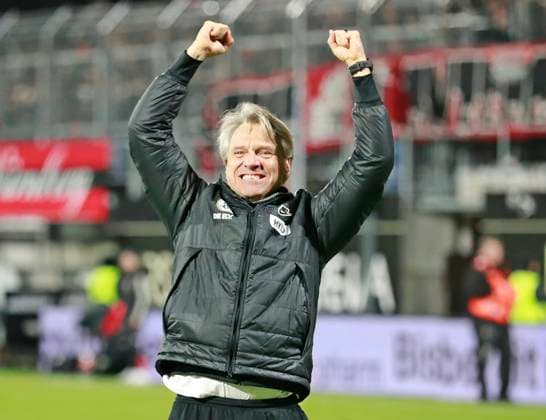 06 12 2024, xmohx, Fußball 2 Bundesliga, SV Elversberg 1 FC Nürnberg emspor, v l Trainer Horst Steffen Elversberg celebrates the victory DFL DFB REGULATIONS PROHIBIT ANY USE OF PHOTOGRAPHS as IMAGE SEQUENCES and or QUASI VIDEO Elversberg