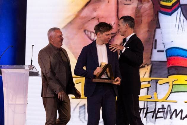 Golden Bike Ceremony - Paris Slovenian rider Tadej Pogacar (R) receives the men s Velo d Or trophy from Irish former rider Stephen Roche during the Velo d Or 2024 award ceremony at the Pavillon Gabriel in Paris on December 6, 2024. Photo by Alexis Jumeau ABACAPRESS.COM PARIS France  Copyright: xJumeauxAlexis ABACAx