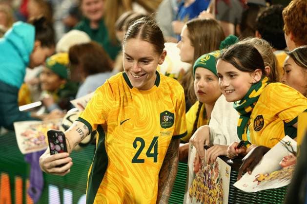 SOCCER AUSTRALIA TAIWAN, Sharn Freier of the Matildas poses for fans during the Women s friendly international match, Länderspiel, Nationalmannschaft between Australia and Taiwan at GMHBA Stadium in Geelong, Saturday, December 7, 2024. ( NO ARCHIVING, EDITORIAL USE ONLY, NO USE IN BOOKS WITHOUT CONSENT GEELONG VICTORIA AUSTRALIA  Copyright: xROBxPREZIOSOx 20241207131373128133