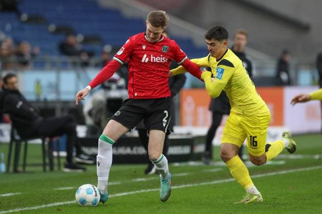 07 12 2024, xtgx, Fußball 2 Bundesliga, Hannover 96 SSV Ulm 1846 emspor, v l Josh Knight Hannover , Aaron Keller Ulm, 16 Zweikampf, Duell, Kampf, tackle DFL DFB REGULATIONS PROHIBIT ANY USE OF PHOTOGRAPHS as IMAGE SEQUENCES and or QUASI VIDEO Hannover
