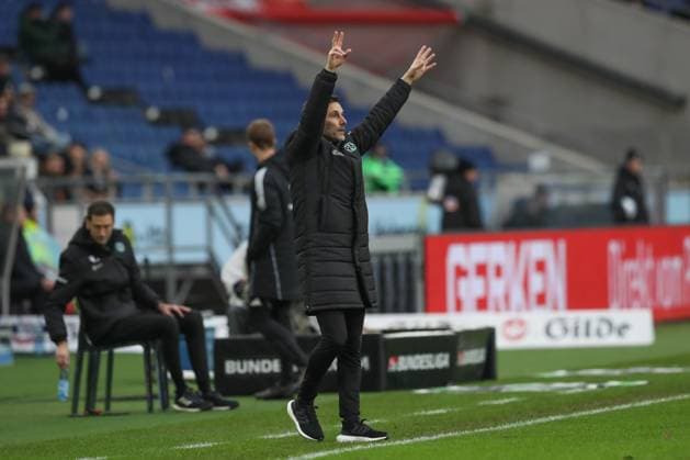 07 12 2024, xtgx, Fußball 2 Bundesliga, Hannover 96 SSV Ulm 1846 emspor, v l Stefan Leitl Hannover, Trainer gibt Anweisungen, gestikuliert mit den Armen, gesticulate, gives instructions 0 DFL DFB REGULATIONS PROHIBIT ANY USE OF PHOTOGRAPHS as IMAGE SEQUENCES and or QUASI VIDEO Hannover