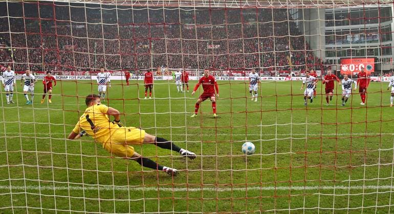 07 12 2024, xmohx, Fußball 2 Bundesliga, 1 FC Kaiserslautern Karlsruher SC emspor, v l Boris Tomiak scores the 1 0 for Kaiserslautern DFL DFB REGULATIONS PROHIBIT ANY USE OF PHOTOGRAPHS as IMAGE SEQUENCES and or QUASI VIDEO Kaiserslautern