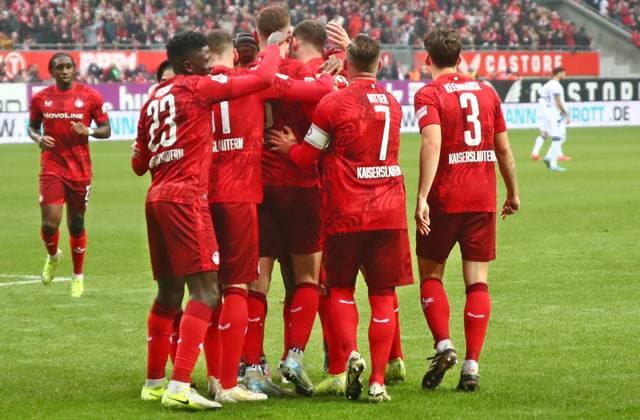 07 12 2024, xmohx, Fußball 2 Bundesliga, 1 FC Kaiserslautern Karlsruher SC emspor, v l Boris Tomiak celebrates the 1 0 for Kaiserslautern DFL DFB REGULATIONS PROHIBIT ANY USE OF PHOTOGRAPHS as IMAGE SEQUENCES and or QUASI VIDEO Kaiserslautern