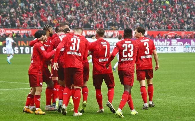 07 12 2024, xmohx, Fußball 2 Bundesliga, 1 FC Kaiserslautern Karlsruher SC emspor, v l Boris Tomiak celebrates the 1 0 for Kaiserslautern DFL DFB REGULATIONS PROHIBIT ANY USE OF PHOTOGRAPHS as IMAGE SEQUENCES and or QUASI VIDEO Kaiserslautern