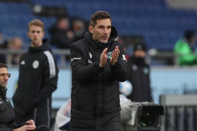 07 12 2024, xtgx, Fußball 2 Bundesliga, Hannover 96 SSV Ulm 1846 emspor, v l Stefan Leitl Hannover, Trainer gibt Anweisungen, gestikuliert mit den Armen, gesticulate, gives instructions DFL DFB REGULATIONS PROHIBIT ANY USE OF PHOTOGRAPHS as IMAGE SEQUENCES and or QUASI VIDEO Hannover