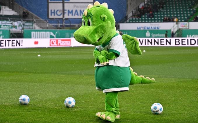 07 12 2024 Soccer Season 2024 2025 2 Soccer Bundesliga 15 Matchday SpVgg Greuther Fürth Kleeblatt Hertha BSC Berlin Sportfoto Zink xwoxzix DFL regulations prohibit any use of photographs as image sequences and or quasi video only for editorial use Drache Eddy Mascot SpVgg Greuther Fürth disappointed disappointment