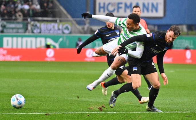 07 12 2024 Soccer Season 2024 2025 2 Soccer Bundesliga 15 Matchday SpVgg Greuther Fürth Kleeblatt Hertha BSC Berlin Sportfoto Zink xwoxzix DFL regulations prohibit any use of photographs as image sequences and or quasi video only for editorial use Roberto Massimo 11, SpVgg Greuther Fürth Pascal Klemens 41, Hertha BSC Berlin