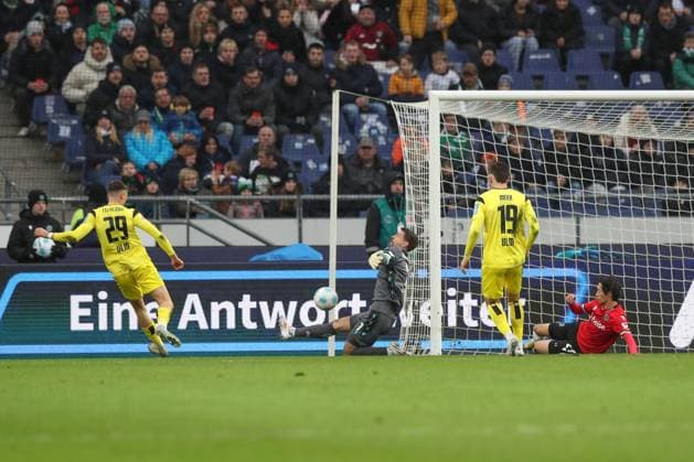 07 12 2024, xtgx, Fußball 2 Bundesliga, Hannover 96 SSV Ulm 1846 emspor, v l Semir Telalovic Ulm, 29 schiesst Tor, schießt, Torschuetze, erzielt Tor, Treffer, scores the goal 0 1 DFL DFB REGULATIONS PROHIBIT ANY USE OF PHOTOGRAPHS as IMAGE SEQUENCES and or QUASI VIDEO Hannover