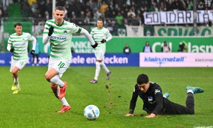 07 12 2024 Soccer Season 2024 2025 2 Soccer Bundesliga 15 Matchday SpVgg Greuther Fürth Kleeblatt Hertha BSC Berlin Sportfoto Zink xwoxzix DFL regulations prohibit any use of photographs as image sequences and or quasi video only for editorial use Branimir Hrgota 10, SpVgg Greuther Fürth Ibrahim Maza 10, Hertha BSC Berlin