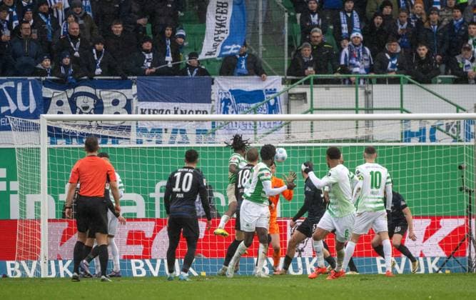Soccer, Men, Season 2024 2025, 2 Bundesliga 15 Matchday , SpVgg Greuther Fürth Hertha BSC, Noel Futkeu M, Greuther Fürth scores the goal to 1 1 against goalkeeper Tjark Ernst Hertha BSC , 07 12 2024, Copyright: xMatthiasxKochx
