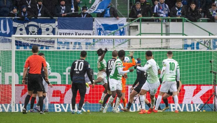 Soccer, Men, Season 2024 2025, 2 Bundesliga 15 Matchday , SpVgg Greuther Fürth Hertha BSC, Noel Futkeu M, Greuther Fürth scores the goal to 1 1 against goalkeeper Tjark Ernst Hertha BSC , 07 12 2024, Copyright: xMatthiasxKochx