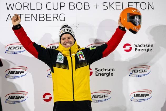 Christopher Grotheer (Deutschland) jubelt bei der Siegerehrung auf dem Podium ueber den Sieg, GER, IBSF BMW Skeleton Weltcup Altenberg, Siegerehrung, 06.12.2024 GER, IBSF BMW Skeleton Weltcup Altenberg, Siegerehrung, 06.12.2024 Altenberg *** Christopher Grotheer Germany celebrates victory on the podium at the award ceremony, GER, IBSF BMW Skeleton World Cup Altenberg, award ceremony, 06 12 2024 GER, IBSF BMW Skeleton World Cup Altenberg, award ceremony, 06 12 2024 Altenberg Copyright: xEibner-Pressefoto Memmlerx EP_MMR