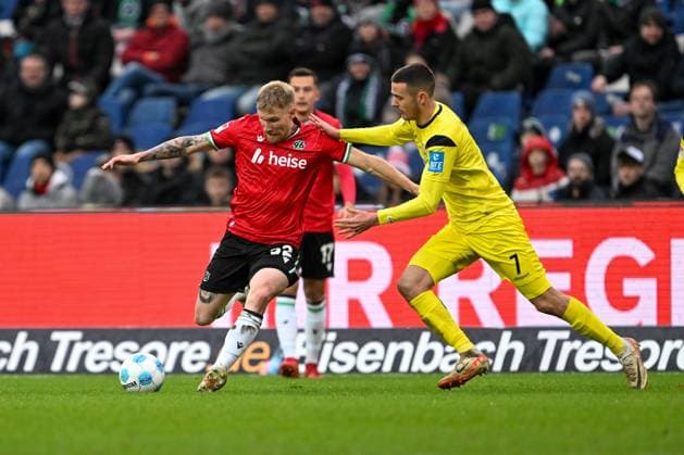 2 Bundesliga Hannover 06 SSV Ulm 1846 on 07 12 2024 at HDI Arena in Hannover Andreas Voglsammer Hannover 96 in a duel against Bastian Allgeier Ulm MT