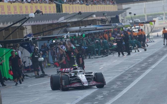 07 12 2024, Yas Marina Circuit, Abu Dhabi, Formula 1 Etihad Airways Abu Dhabi Grand Prix 2024 , in the picture Nico Hülkenberg DEU , MoneyGram Haas F1 Team Photo by Hasan Bratic DeFodi Images Defodi 506 20241207 hbr 1600 Defodi-506