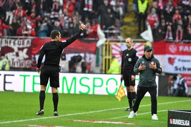 Soccer 2 Bundesliga Season 2024 25 1 FC Kaiserslautern 07 12 2024 Fritz Walter Stadion 1 FC Kaiserslautern fck Karlsruher SC ksc Coach Markus ANFANG 1 FC Kaiserslautern , right, receives a yellow card from referee Robert HARTMANN 1 FC Kaiserslautern