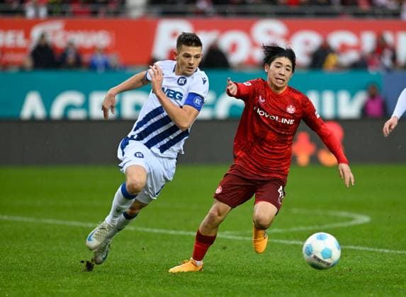Soccer 2 Bundesliga Season 2024 25 1 FC Kaiserslautern 07 12 2024 Fritz Walter Stadion 1 FC Kaiserslautern fck Karlsruher SC ksc Marvin WANITZEK Karlsruher SC , li Daisuke YOKOTA 1 FC Kaiserslautern 1 FC Kaiserslautern