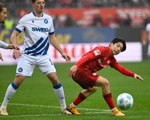 Soccer 2 Bundesliga Season 2024 25 1 FC Kaiserslautern 07 12 2024 Fritz Walter Stadion 1 FC Kaiserslautern fck Karlsruher SC ksc Daisuke YOKOTA 1 FC Kaiserslautern , re Nicolai RAPP ksc 1 FC Kaiserslautern