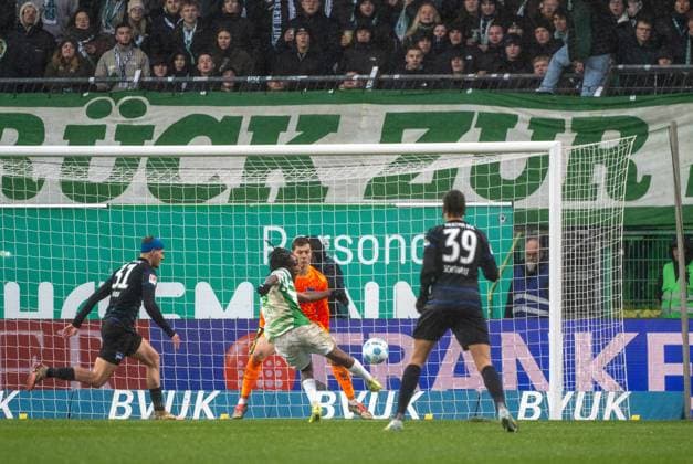 Soccer, Men, Season 2024 2025, 2 Bundesliga 15 Matchday , SpVgg Greuther Fürth Hertha BSC, Noel Futkeu M, Greuther Fürth scores the goal to 2 1 against goalkeeper Tjark Ernst Hertha BSC , 07 12 2024, Copyright: xMatthiasxKochx