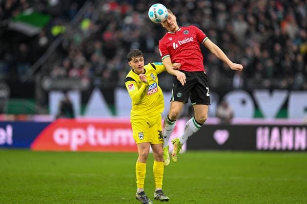 2 Bundesliga Hannover 06 SSV Ulm 1846 on 07 12 2024 at HDI Arena in Hannover Maurice Krattenmacher Ulm in a duel against Marcel Halstenberg Hannover 96 MT