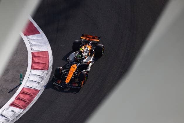 Sport Bilder des Tages December 7, 2024, Abu Dhabi, United Arab Emirates: Lando Norris of McLaren drives on the track during Practice 3 ahead of Formula 1 Abu Dhabi Grand Prix at Yas Marina Circuit on December 7th, 2024 in Abu Dhabi, United Arab Emirates. Abu Dhabi United Arab Emirates - ZUMAz156 0783662857st Copyright: xBeataxZawrzelx