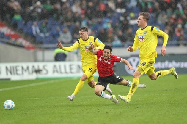 07 12 2024, xtgx, Soccer 2 Bundesliga, Hannover 96 SSV Ulm 1846 emspor, v l Jonathan Meier Ulm, 19 , Hyun Ju Lee Hannover, 11 , Luka Hyrylainen Hyryläinen, Ulm, 38 duel, fight, tackle DFL DFB REGULATIONS PROHIBIT ANY USE OF PHOTOGRAPHS as IMAGE SEQUENCES and or QUASI VIDEO Hannover