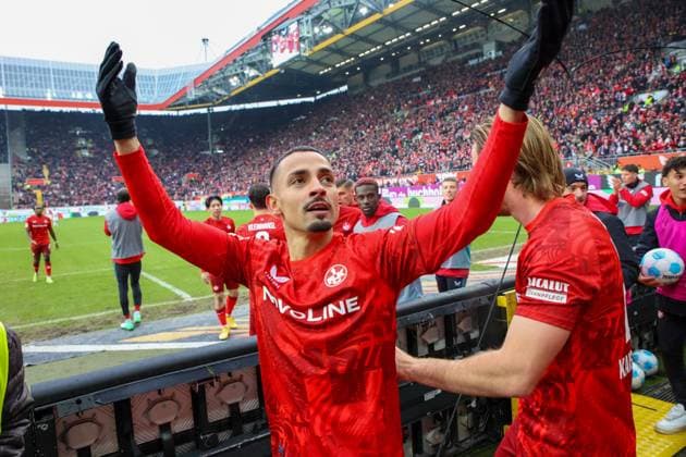 07 12 2024, xmohx, Soccer 2 Bundesliga, 1 FC Kaiserslautern Karlsruher SC emspor, v l Kaiserslautern cheered by Kenny Prince Redondo the 2 0 DFL DFB REGULATIONS PROHIBIT ANY USE OF PHOTOGRAPHS as IMAGE SEQUENCES and or QUASI VIDEO Kaiserslautern