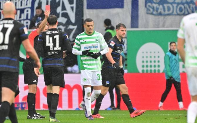 07 12 2024 Soccer Season 2024 2025 2 Soccer Bundesliga 15 Matchday SpVgg Greuther Fürth Kleeblatt Hertha BSC Berlin Sportfoto Zink MeZi xmexzix DFL regulations prohibit any use of photographs as image sequences and or quasi video only for editorial use Wolfgang Haslberger Referee shows Maximilian Solomon Dietz 33, SpVgg Greuther Fürth yellow red card sending off