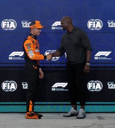 07 12 2024, Yas Marina Circuit, Abu Dhabi, Formula 1 Etihad Airways Abu Dhabi Grand Prix 2024 , pictured For pole position Lando Norris GBR , McLaren F1 Team receives the Pirelli Tire Award from the hands of actor Terry Crews Photo by Hasan Bratic DeFodi Images Defodi 506 20241207 hbr 6092 Defodi-506
