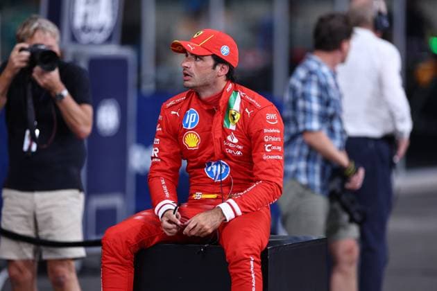 Carlos Sainz of Spain and Ferrari gestures, gestures, Qualifying, F1 Grand Prix of Abu Dhabi, Yas Marina Circuit on 07 December 2024 in Abu Dhabi, United Arab Emirates Photo by Diogo Cardoso DeFodi Images Carlos Sainz of Spain and Ferrari gesture tired in Parc Ferme, Qualifying, F1 Grand Prix of Abu Dhabi, Yas Marina Circuit on December 7, 2024 in Abu Dhabi, United Arab Emirates Photo by Diogo Cardoso DeFodi Images Defodi 645 f1abu20241207 133 Defodi-645