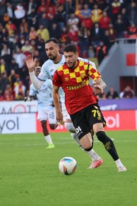 Romulo Jose Cardoso da Cruz (79) of Goztepe and Tolga Kalender of Adana Demirspor battle for the ball during the Turkish Super League match between Gotepe and Adana Demirspor at Gursel Aksel Stadium iin Izmir , Turkey on December 07 , 2024. ( Photo by Seskimphoto ) Izmir Turkey Izmir Turkey Copyright: xSeskimphotox Goztepe-AdanaDmr-071224 (85)