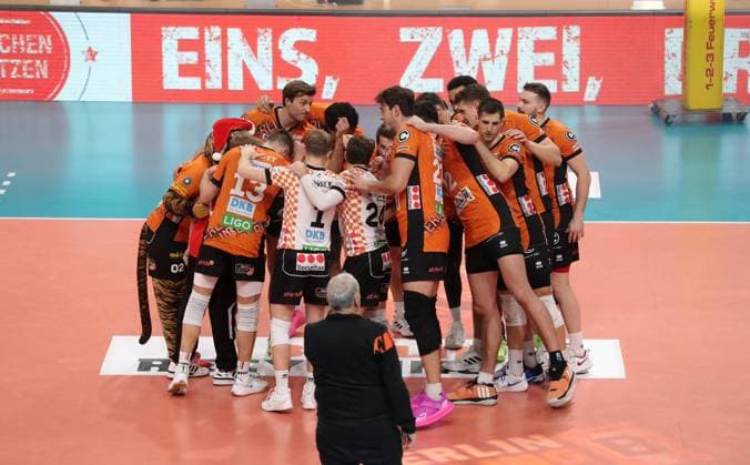 Berlin team circle swearing in before the start of the game Ritual Sport Volleyball Bundesliga Men Season 2024 2025 07 12 2024 BR Volleys Berlin BRV vs SVG Lüneburg