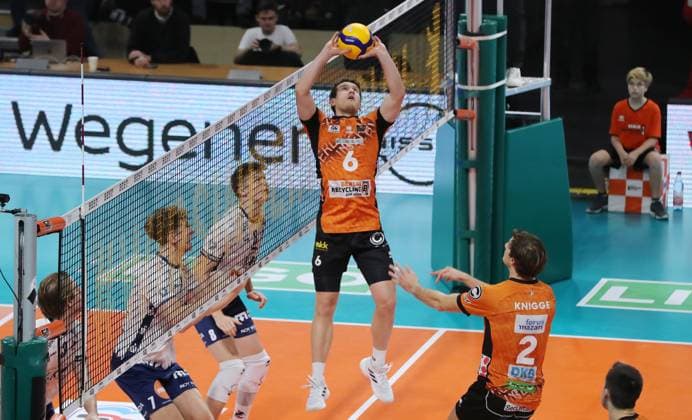 Johannes Tille sets up Matthew Knigge duel Match scene Action Sport Volleyball Bundesliga Men Season 2024 2025 07 12 2024 BR Volleys Berlin BRV vs SVG Lüneburg